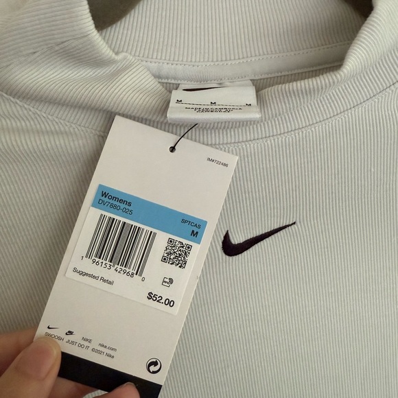 NWT Nike Women's Light Gray Ribbed Long Sleeve Tee Size Medium - Picture 5 of 5
